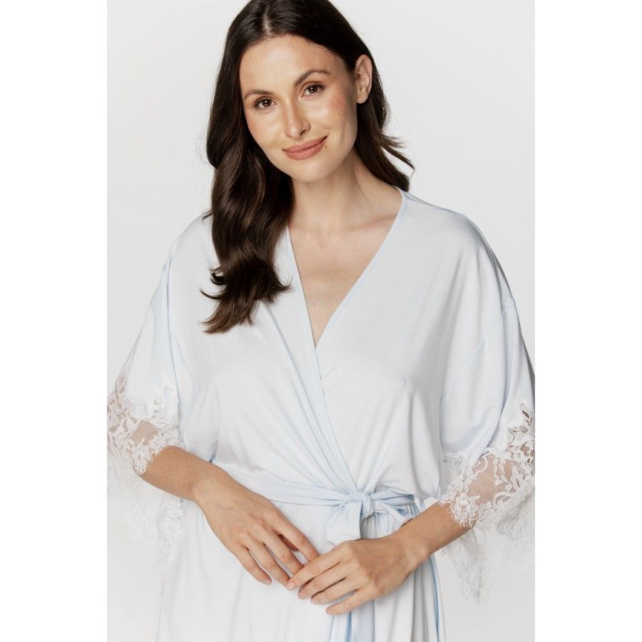 Ladies short dressing gown with loose-fitting, three-quarter-length sleeves, trimmed with lace