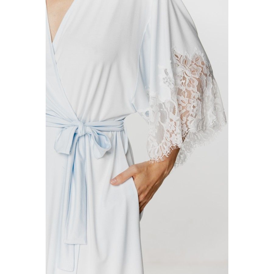 Ladies short dressing gown with loose-fitting, three-quarter-length sleeves, trimmed with lace