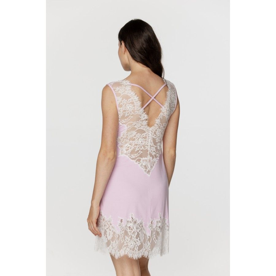 Nuisette femme seyante en micromodal, larges bretelles de dentelle et lacets dans le dos