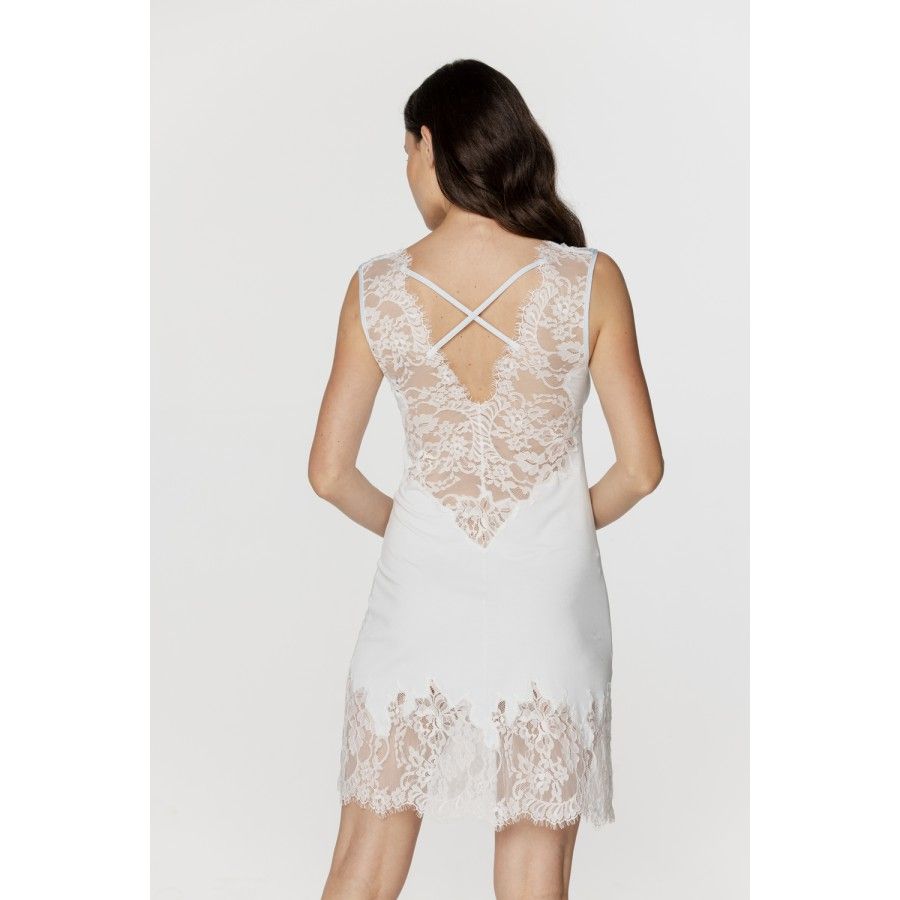Nuisette femme seyante en micromodal, larges bretelles de dentelle et lacets dans le dos