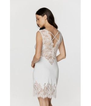 Nuisette femme seyante en micromodal, larges bretelles de dentelle et lacets dans le dos