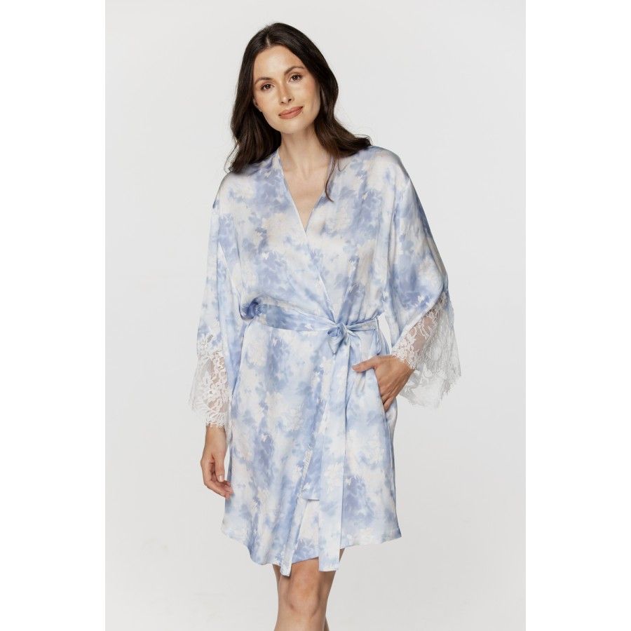 Déshabillé femme court en viscose imprimé bleu et blanc, manches amples ourlées de dentelle Déshabillé femme court en viscose imprimé bleu et blanc, manches amples ourlées de dentelle
