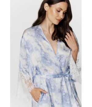 Ladies short dressing gown in viscose with a blue and white print, and loose-fitting sleeves, trimmed with lace