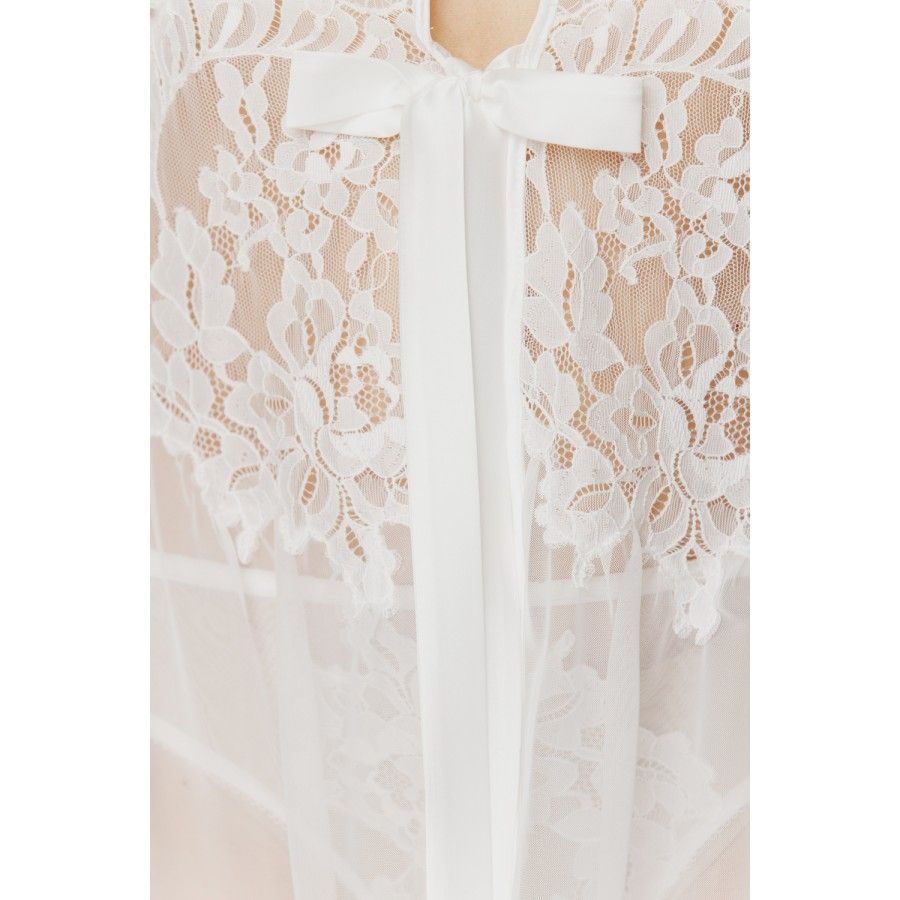 Ladies sexy, floaty, short negligee in tulle and white lace