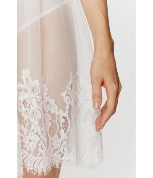 Nuisette vaporeuse et sexy en tulle transparent et dentelle, fines bretelles et tanga