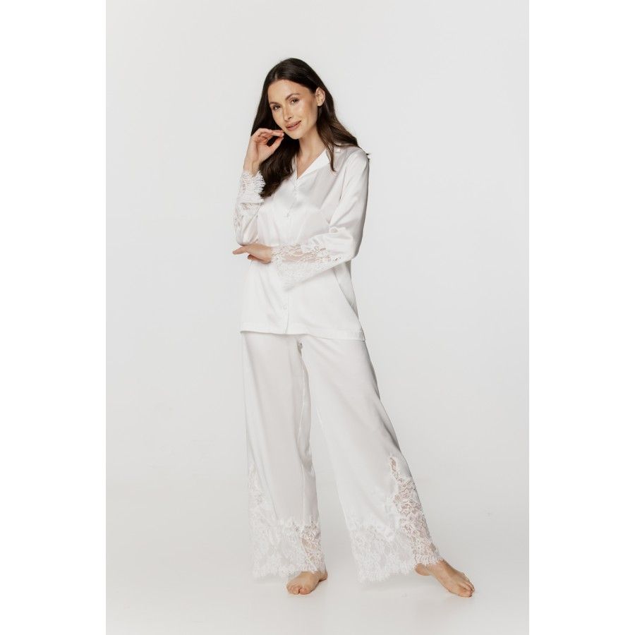 Ensemble pyjama femme en satin blanc et dentelle, haut chemise et pantalon ample Ensemble pyjama femme en satin blanc et dentelle, haut chemise et pantalon ample
