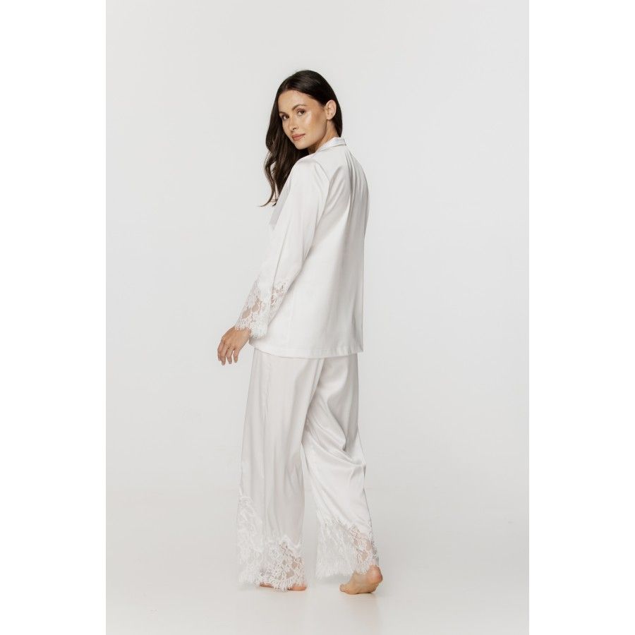 Für Damen: Zweiteiliger Pyjama aus Satin und Spitze in Weiß, Hemd-Oberteil und weite Hose