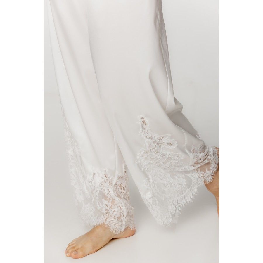 Ensemble pyjama femme en satin blanc et dentelle, haut chemise et pantalon ample