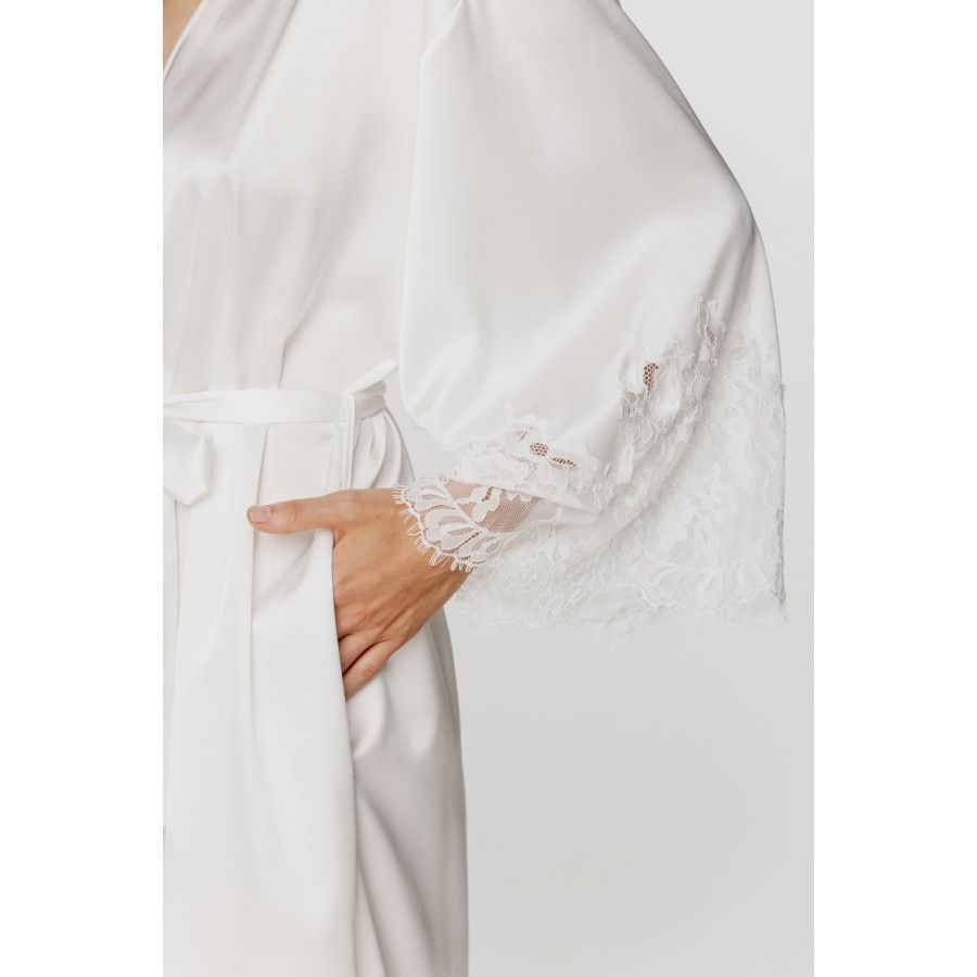 Für Damen: Weiter langer Kimono aus weichem Satin und Spitze in Weiß