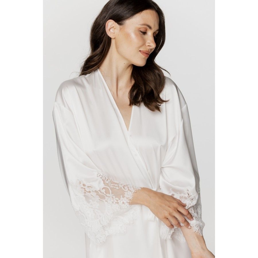 Déshabillé femme ample et long en satin soyeux blanc et dentelle