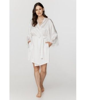 Für Damen: Kurzer Kimono aus weichem Satin und Spitze in Weiß