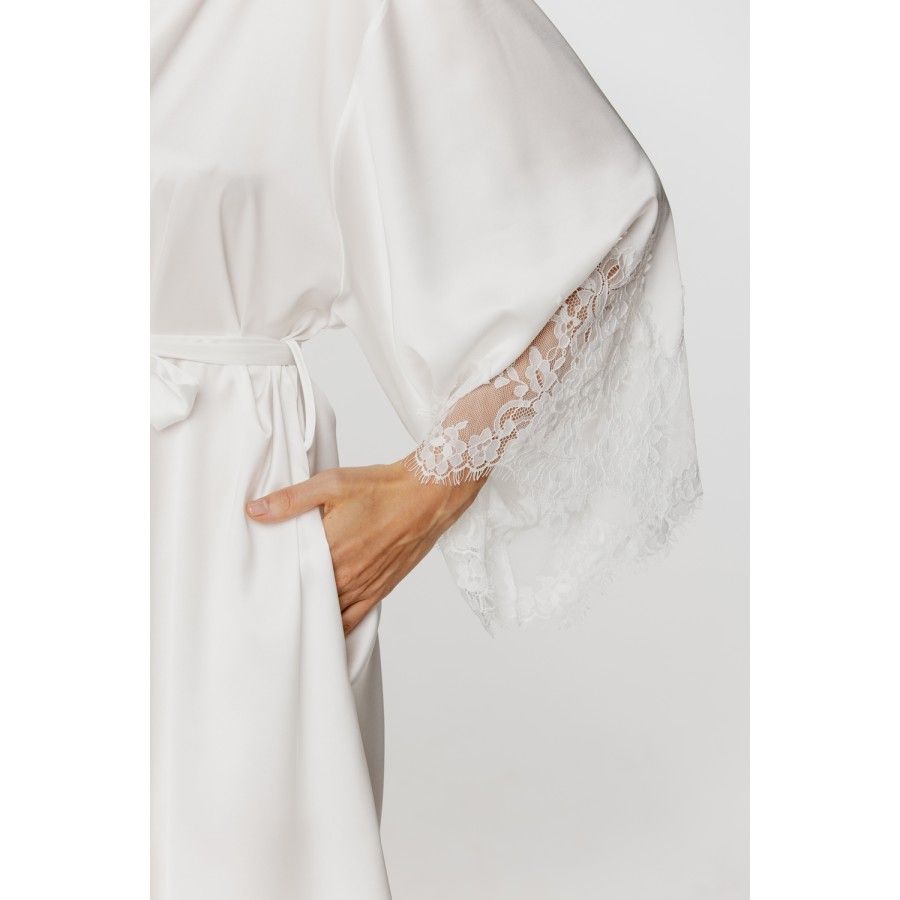 Für Damen: Kurzer Kimono aus weichem Satin und Spitze in Weiß