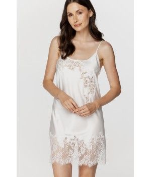 Nuisette femme en satin blanc et dentelle, fines bretelles croisées dans le dos