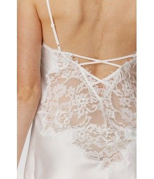 Nuisette femme en satin blanc et dentelle, fines bretelles croisées dans le dos
