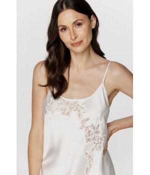 Für Damen: Negligé aus Satin und Spitze in Weiß mit gekreuzten Spaghettiträgern am Rücken