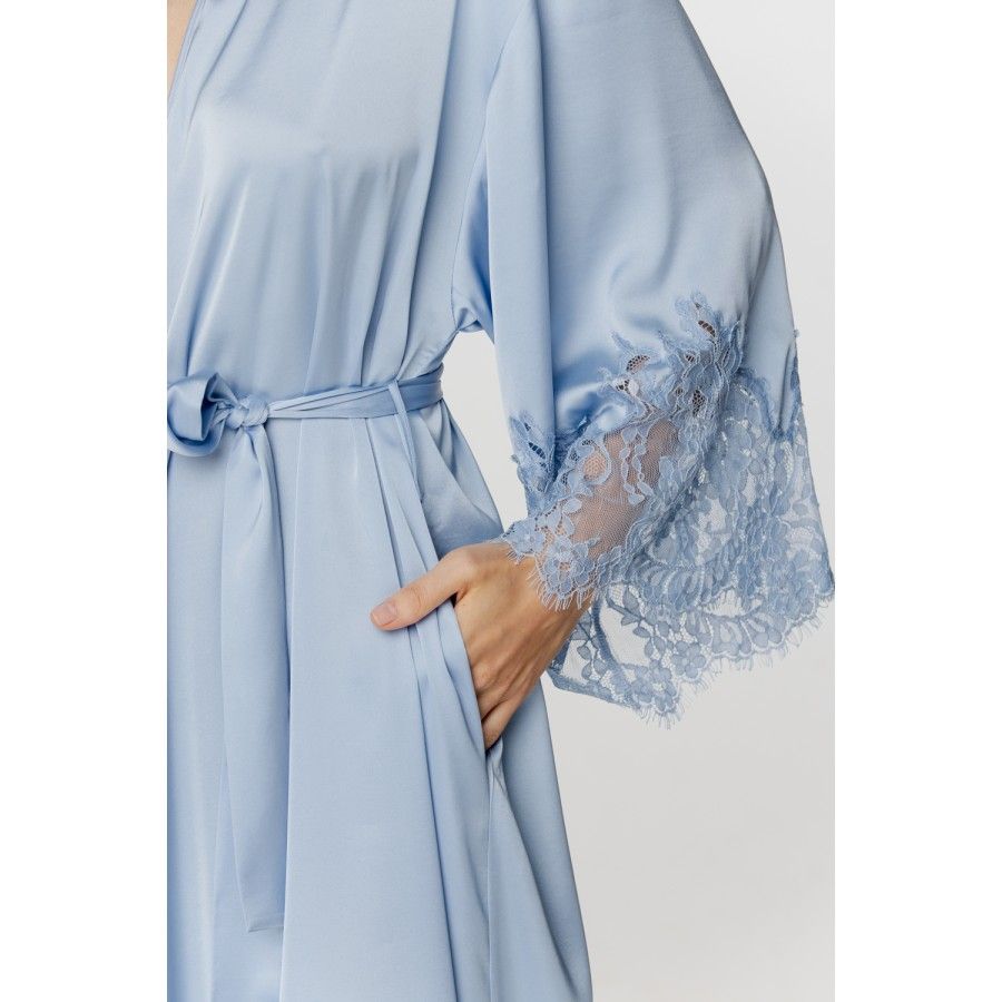 Déshabillé femme long et ample en satin soyeux et dentelle bleu ciel