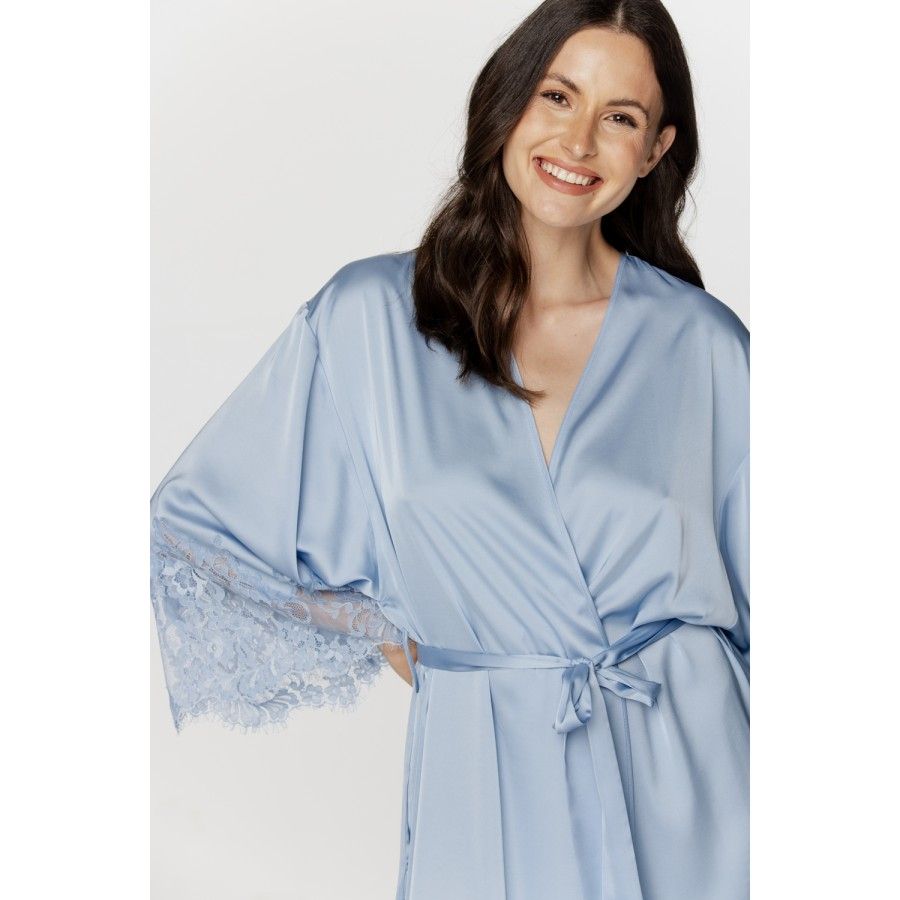 Déshabillé femme court en satin soyeux et dentelle bleu ciel