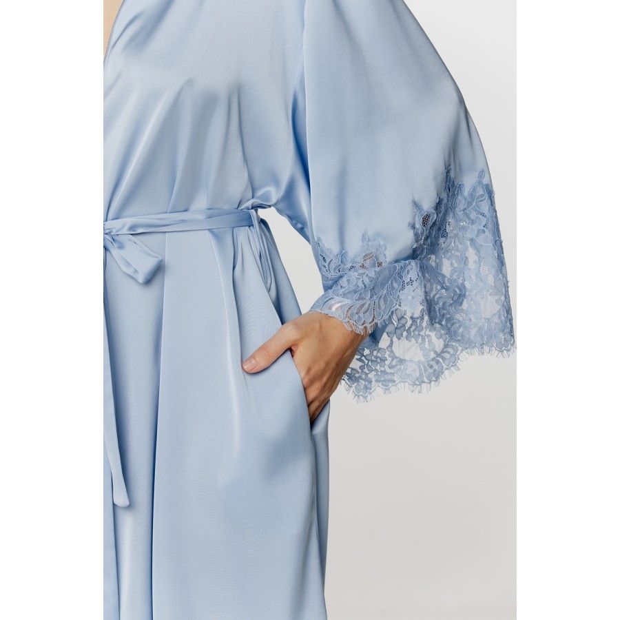 Déshabillé femme court en satin soyeux et dentelle bleu ciel