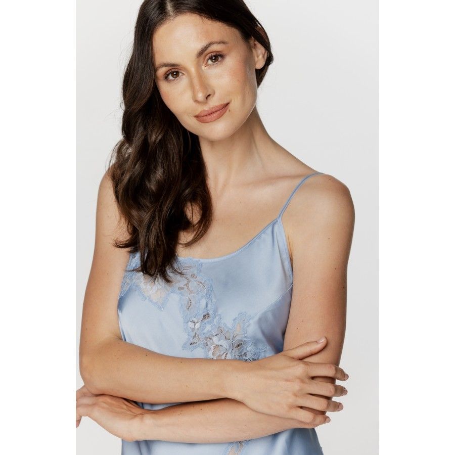 Für Damen: Negligé aus Satin und Spitze in Himmelblau mit verstellbaren Spaghettiträgern