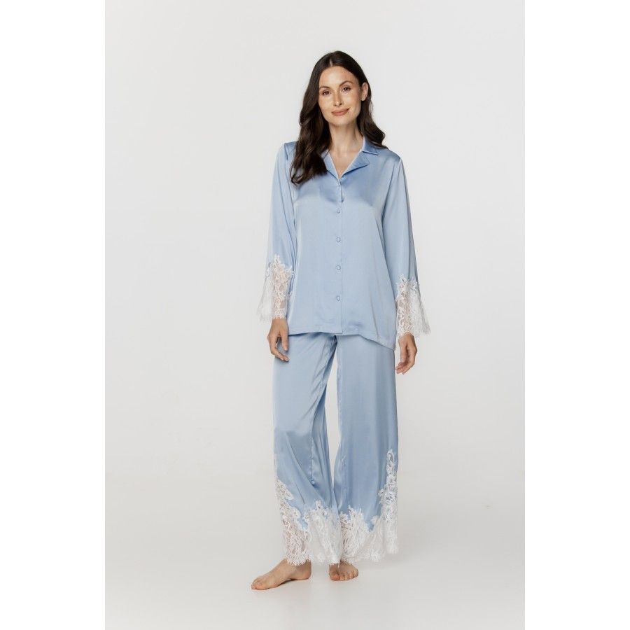 Ensemble pyjama femme en satin bleu ciel et dentelle blanche Ensemble pyjama femme en satin bleu ciel et dentelle blanche