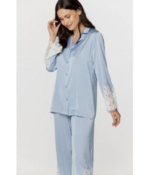 Ensemble pyjama femme en satin bleu ciel et dentelle blanche
