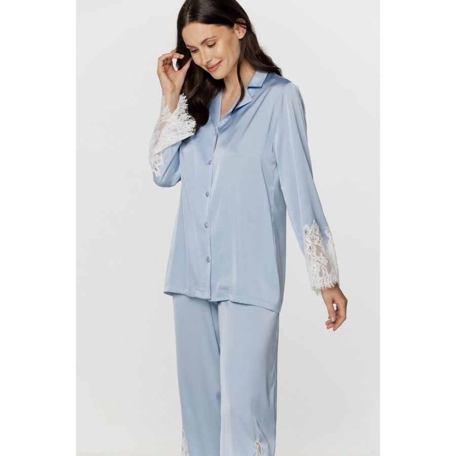 Ensemble pyjama femme en satin bleu ciel et dentelle blanche