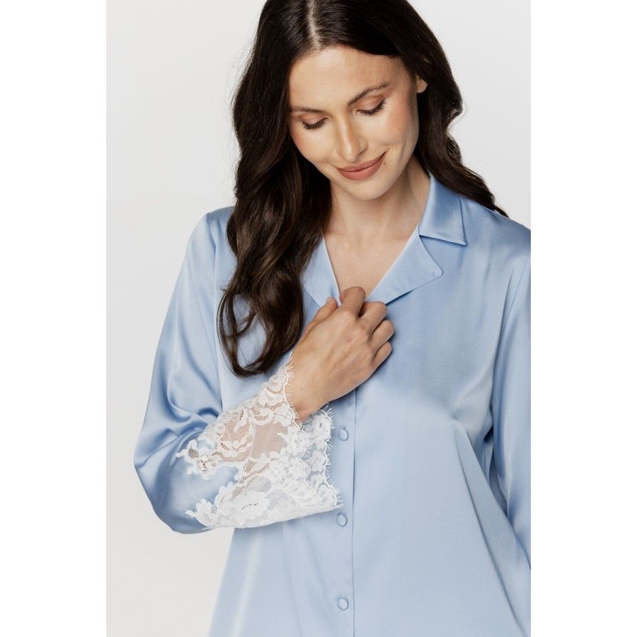 Ensemble pyjama femme en satin bleu ciel et dentelle blanche