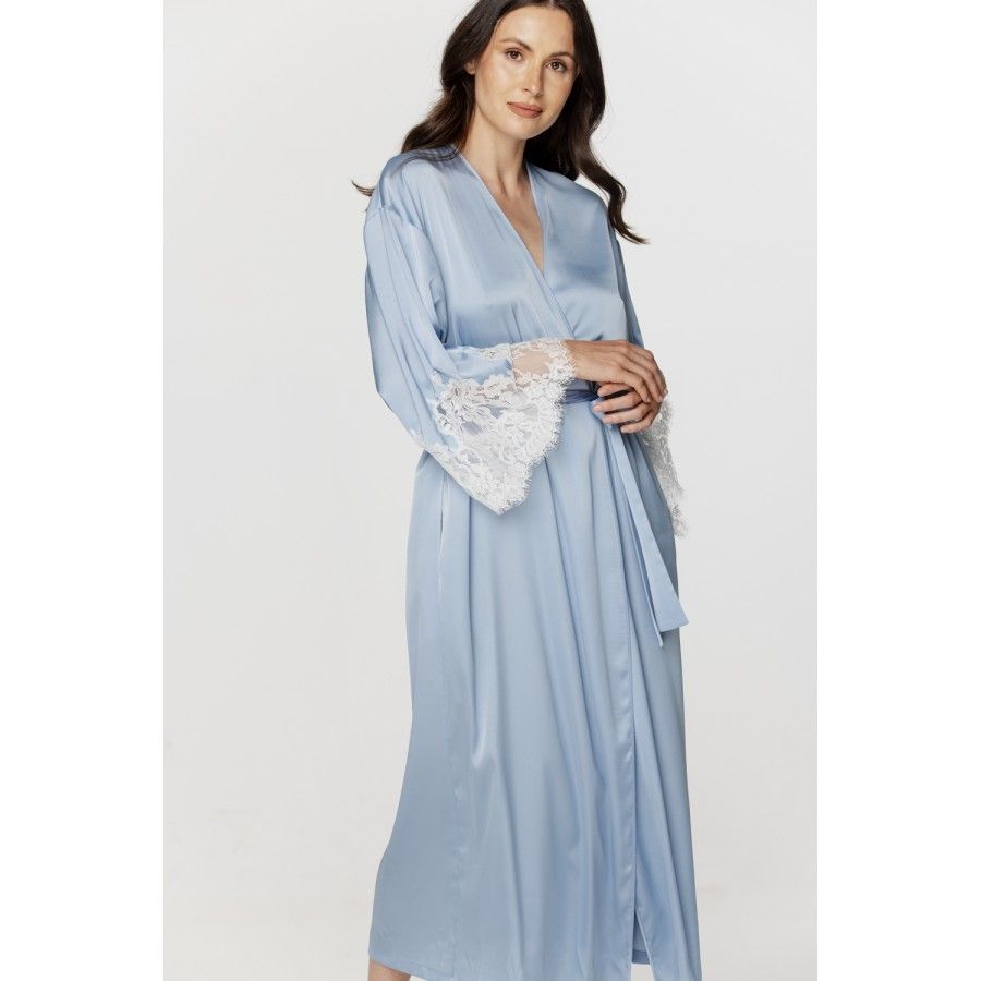 Für Damen: Langer Kimono aus weichem himmelblauem Satin und weißer Spitze Für Damen: Langer Kimono aus weichem himmelblauem Satin und weißer Spitze