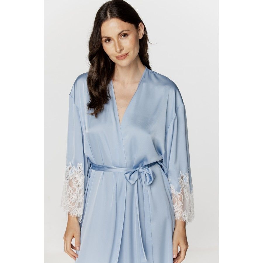 Déshabillé femme long en satin soyeux bleu ciel et dentelle blanche