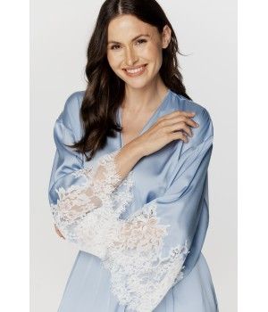 Für Damen: Langer Kimono aus weichem himmelblauem Satin und weißer Spitze