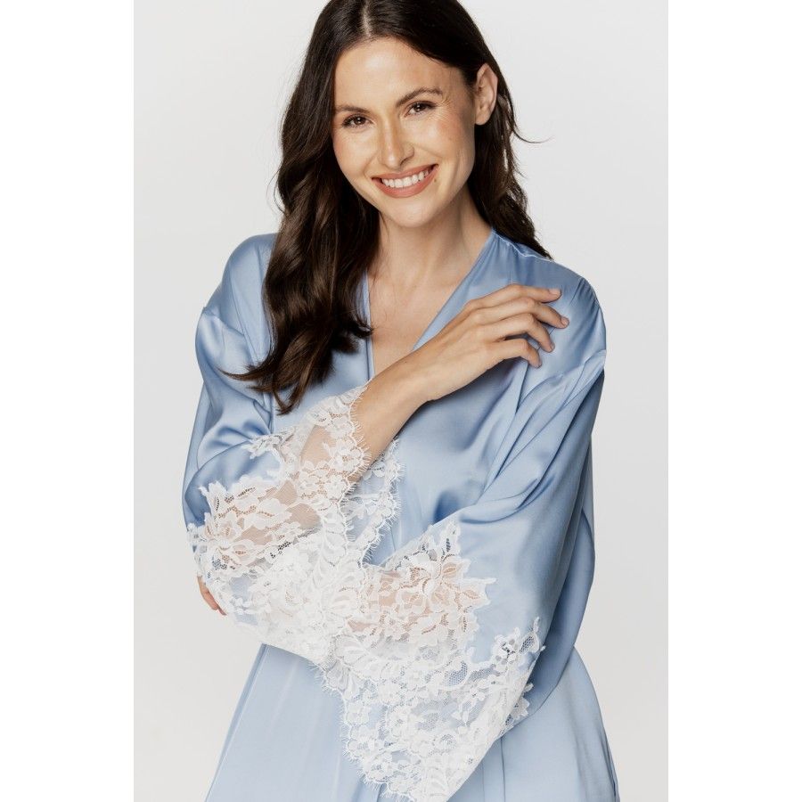 Déshabillé femme long en satin soyeux bleu ciel et dentelle blanche