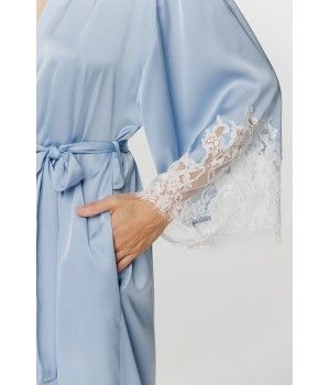 Für Damen: Langer Kimono aus weichem himmelblauem Satin und weißer Spitze