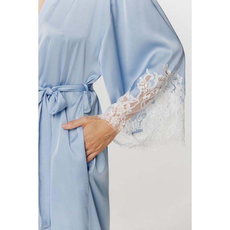 Für Damen: Langer Kimono aus weichem himmelblauem Satin und weißer Spitze