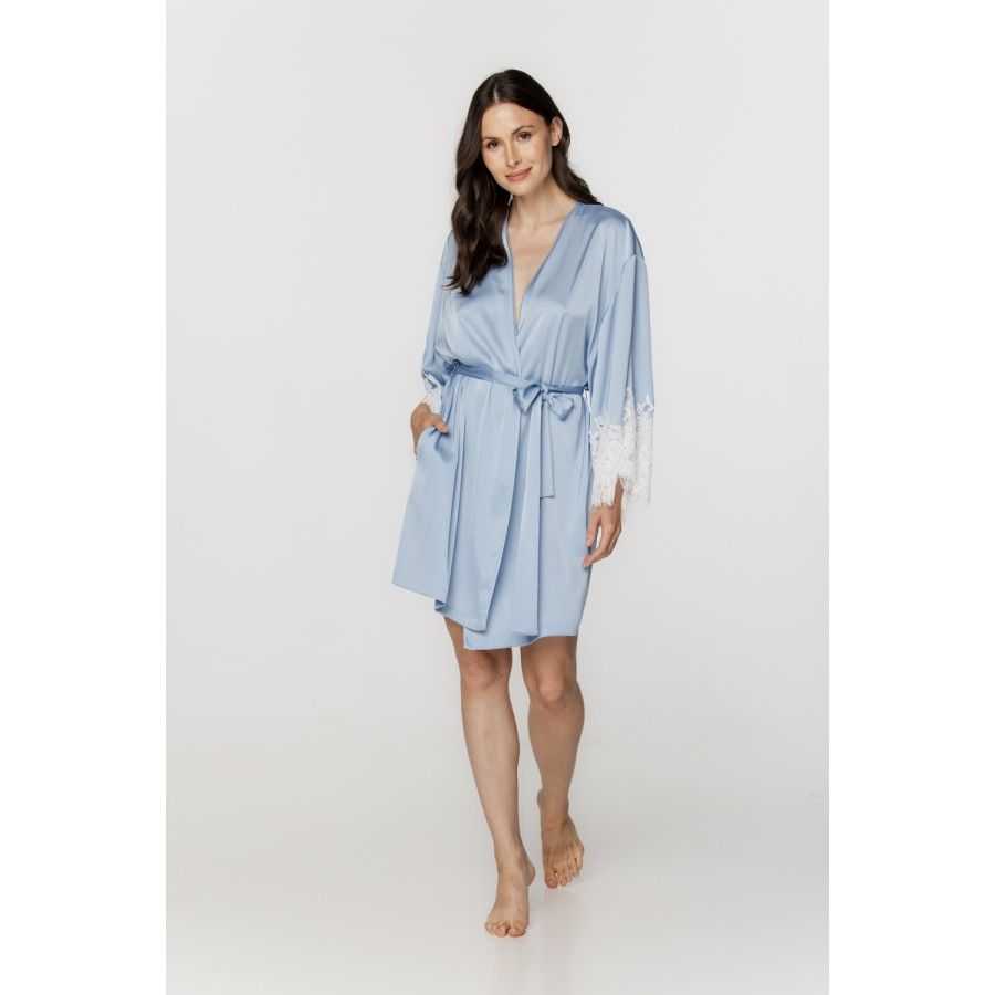 Für Damen: Kurzer Kimono aus himmelblauem Satin und weißer Spitze mit langen Ärmeln Für Damen: Kurzer Kimono aus himmelblauem Satin und weißer Spitze mit langen Ärmeln