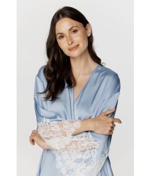 Für Damen: Kurzer Kimono aus himmelblauem Satin und weißer Spitze mit langen Ärmeln