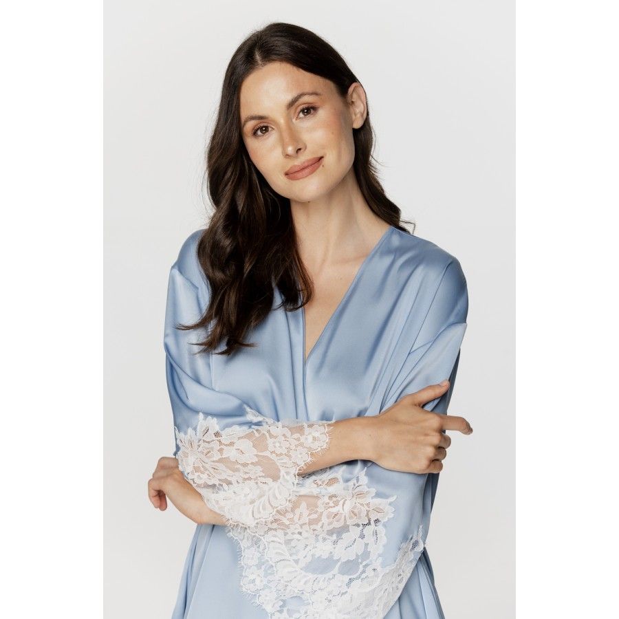 Für Damen: Kurzer Kimono aus himmelblauem Satin und weißer Spitze mit langen Ärmeln