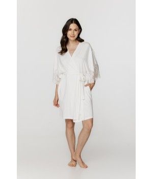 Short micromodal dressing gown with three-quarter-length sleeves, trimmed with lace, and side pockets