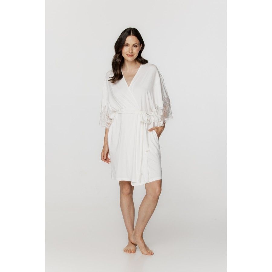 Short micromodal dressing gown with three-quarter-length sleeves, trimmed with lace, and side pockets Short micromodal dressing gown with three-quarter-length sleeves, trimmed with lace, and side pockets
