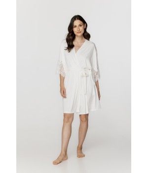 Short micromodal dressing gown with three-quarter-length sleeves, trimmed with lace, and side pockets