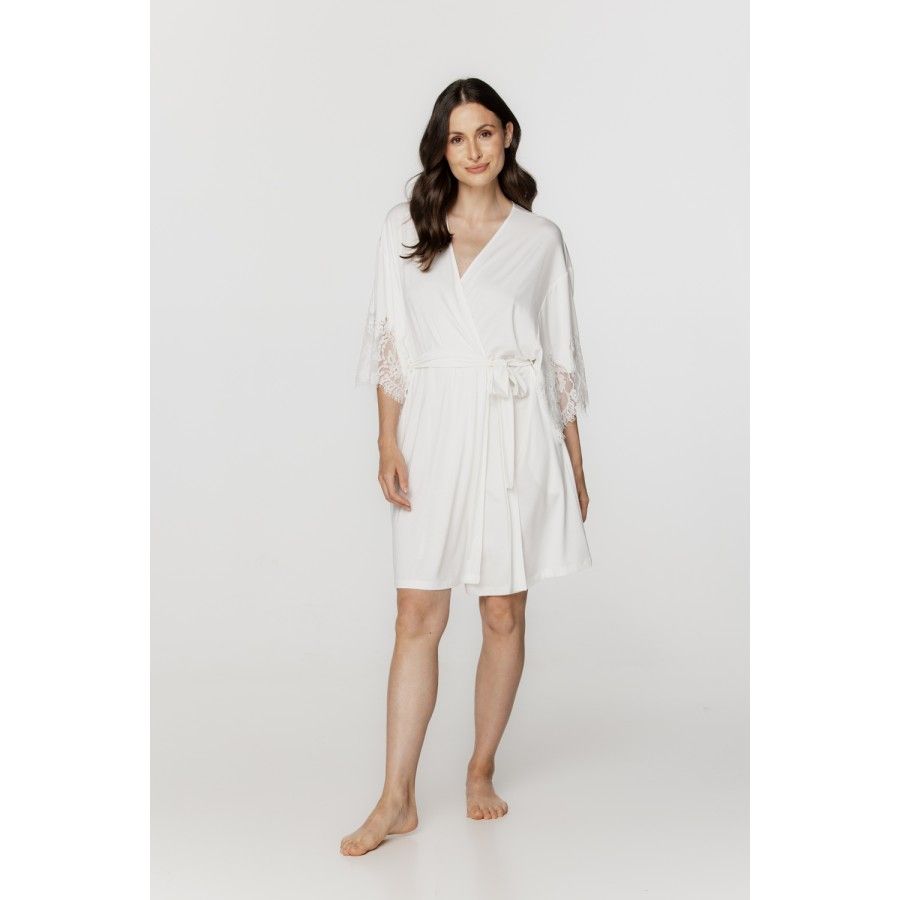 Short micromodal dressing gown with three-quarter-length sleeves, trimmed with lace, and side pockets