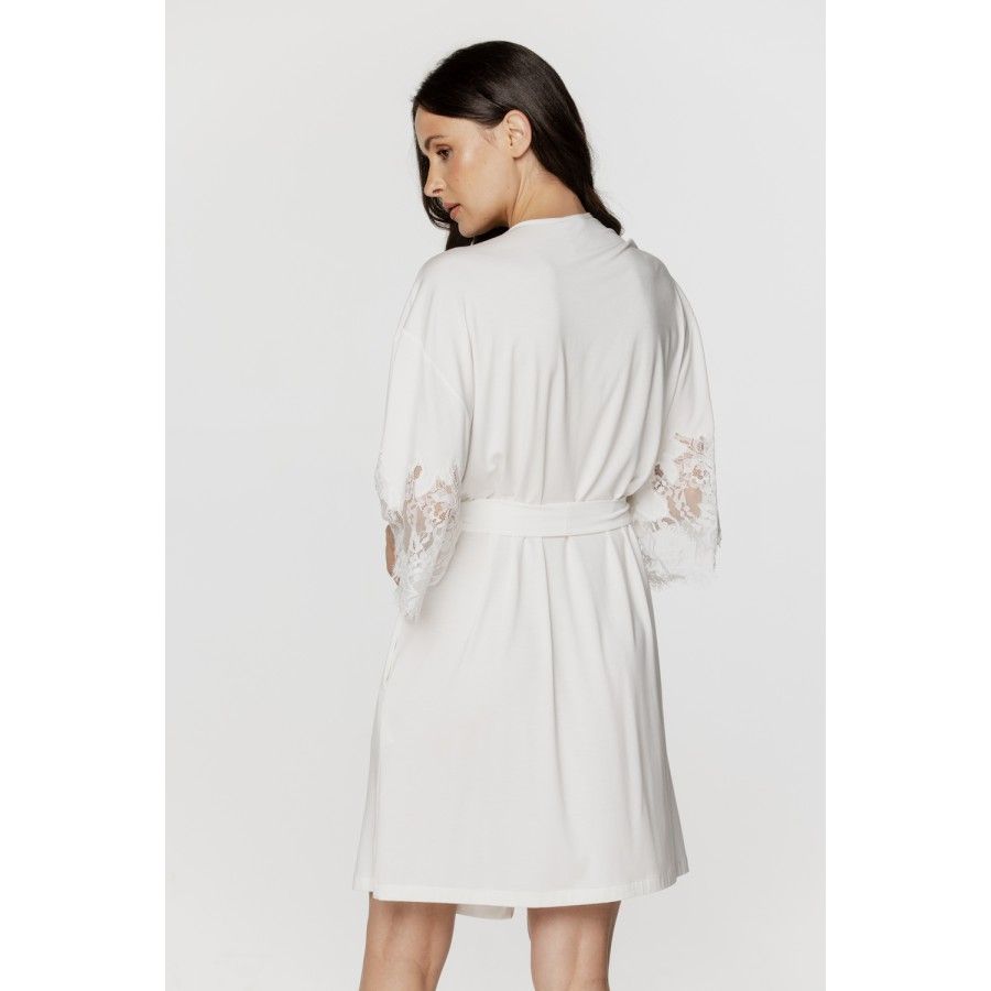 Short micromodal dressing gown with three-quarter-length sleeves, trimmed with lace, and side pockets