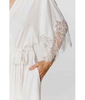 Short micromodal dressing gown with three-quarter-length sleeves, trimmed with lace, and side pockets