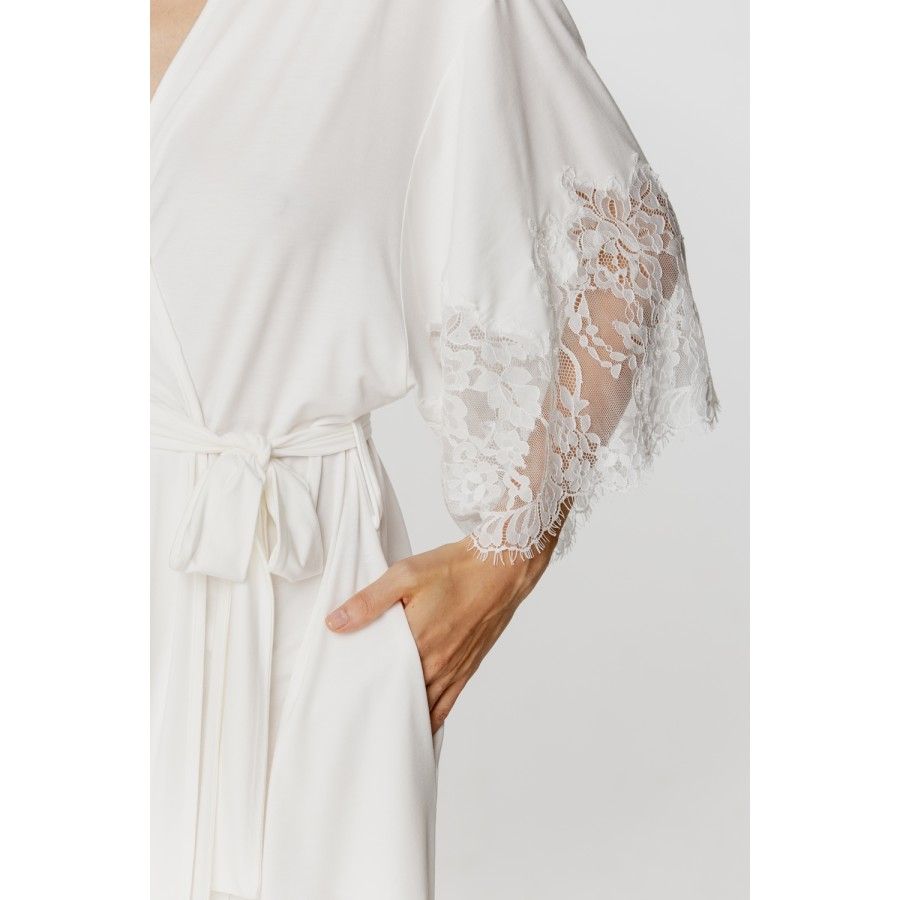 Short micromodal dressing gown with three-quarter-length sleeves, trimmed with lace, and side pockets