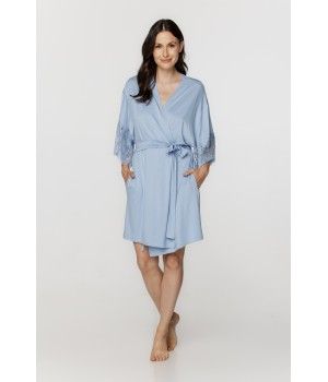 Für Damen: Kurzer Kimono aus Micromodal mit ¾-Ärmeln mit Spitzenbesatz und Taschen an den Seiten