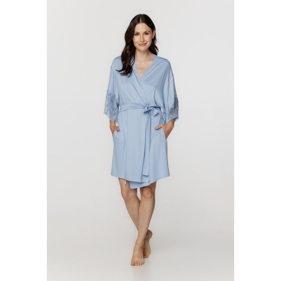 Für Damen: Kurzer Kimono aus Micromodal mit ¾-Ärmeln mit Spitzenbesatz und Taschen an den Seiten Für Damen: Kurzer Kimono aus Micromodal mit ¾-Ärmeln mit Spitzenbesatz und Taschen an den Seiten
