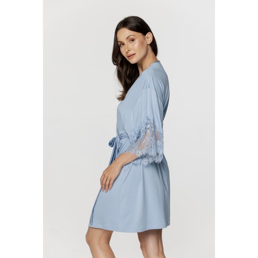 Für Damen: Kurzer Kimono aus Micromodal mit ¾-Ärmeln mit Spitzenbesatz und Taschen an den Seiten