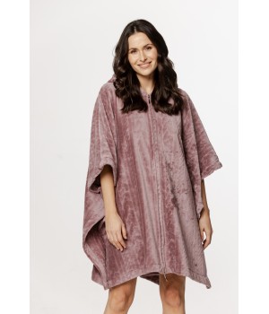 Poncho de terciopelo rosa con abertura lateral visible