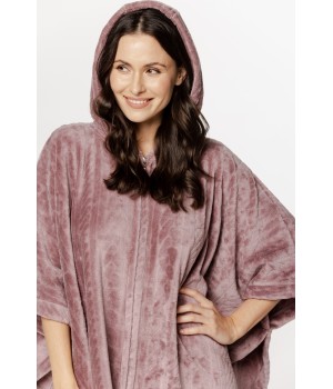Poncho de terciopelo negro visto de espaldas
