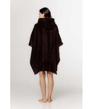 Poncho de terciopelo negro con capucha sobre fondo neutro
