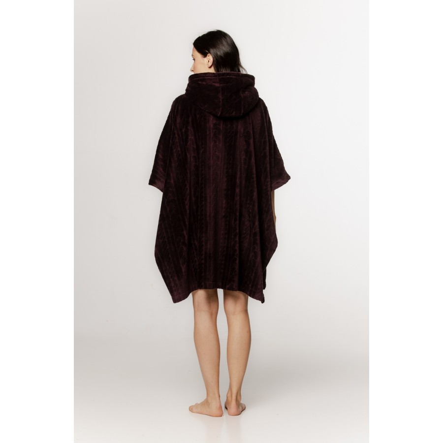 Poncho de terciopelo negro con capucha sobre fondo neutro